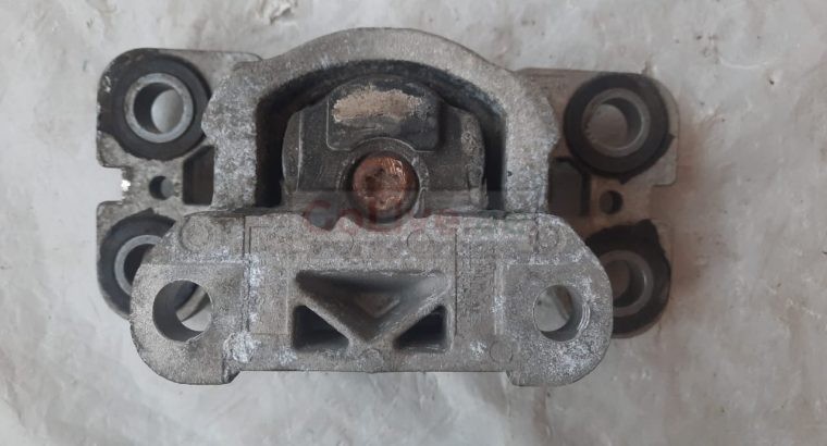 VOLVO S60 2013 LEFT DRIVER SIDE ENGINE MOTOR MOUNT SUPPORT PART NO 31316875 ( Genuine Used VOLVO Parts )