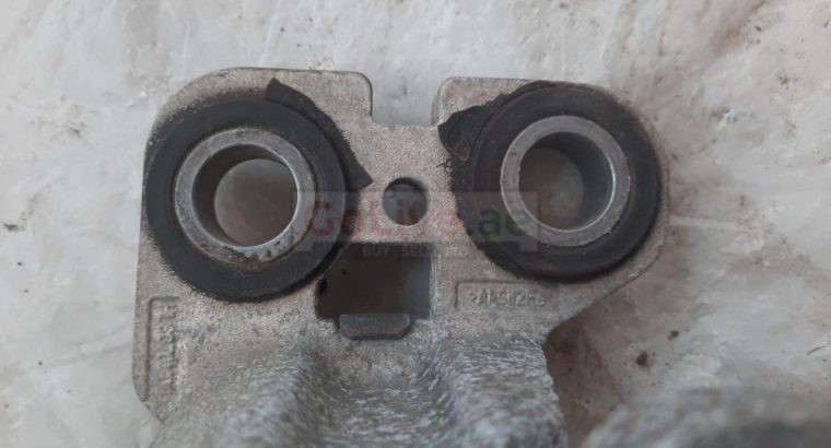 VOLVO S60 2013 LEFT DRIVER SIDE ENGINE MOTOR MOUNT SUPPORT PART NO 31316875 ( Genuine Used VOLVO Parts )