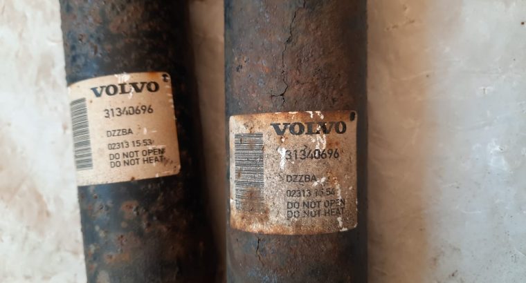 VOLVO S60 2013 XC70 REAR SHOCK ABSORBERS LEFT & RIGHT SIDE PART NO 31340696 ( Genuine Used VOLVO Parts )