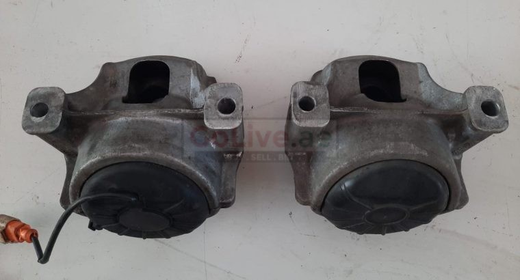 AUDI A5 2013 A4 Q5 RIGHT &LEFT SIDE ENGINE MOUNT SET PART NO 8R0199381 8R0199382 ( Genuine Used AUDI Parts )