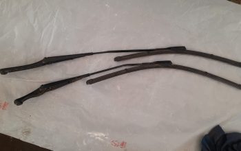 AUDI A5 2013 FRONT LEFT & RIGHT WINDSHIELD WIPER ARM SET PART NO 8K1955407 8K1955408 ( Genuine Used AUDI Parts )