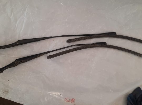 AUDI A5 2013 FRONT LEFT & RIGHT WINDSHIELD WIPER ARM SET PART NO 8K1955407 8K1955408 ( Genuine Used AUDI Parts )