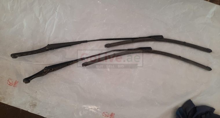 AUDI A5 2013 FRONT LEFT & RIGHT WINDSHIELD WIPER ARM SET PART NO 8K1955407 8K1955408 ( Genuine Used AUDI Parts )