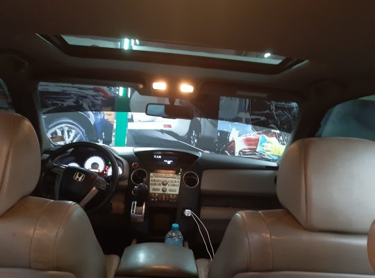 Professional and punctual car lift available to and fro Dubai sharjah anywhere to anywhere anytime bye luxury cars