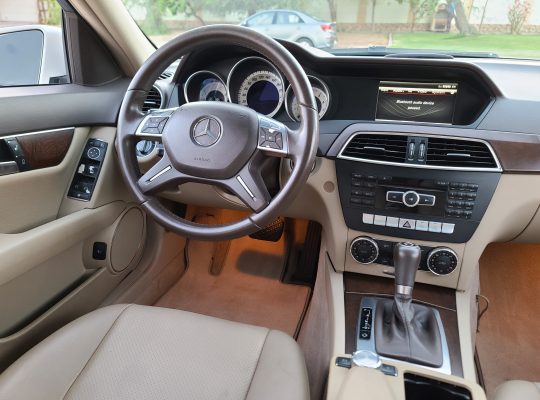 Mercedez C200, Top Option, Gcc Specs, Panoramic Roof, Single owner for sale 050 2134666