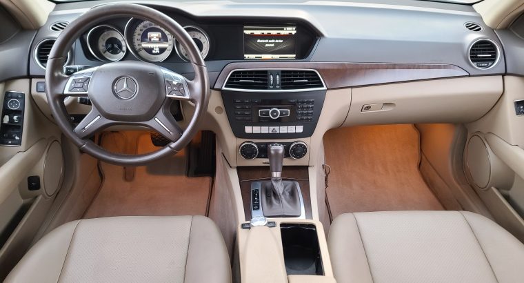 Mercedez C200, Top Option, Gcc Specs, Panoramic Roof, Single owner for sale 050 2134666