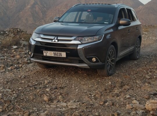 7seater good condition Brown outlander 4wheel auto drive car with 2.4L engine can give good mileage in city