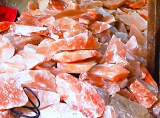 Pink Himalayan salt for pets ( Durable salt blocks for livestock in AL AIN )